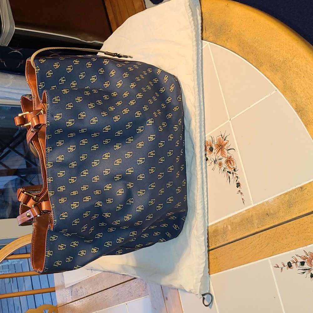 Dooney & Bourke Navy & Gold Bag.  Pre-loved - Picture 4 of 16